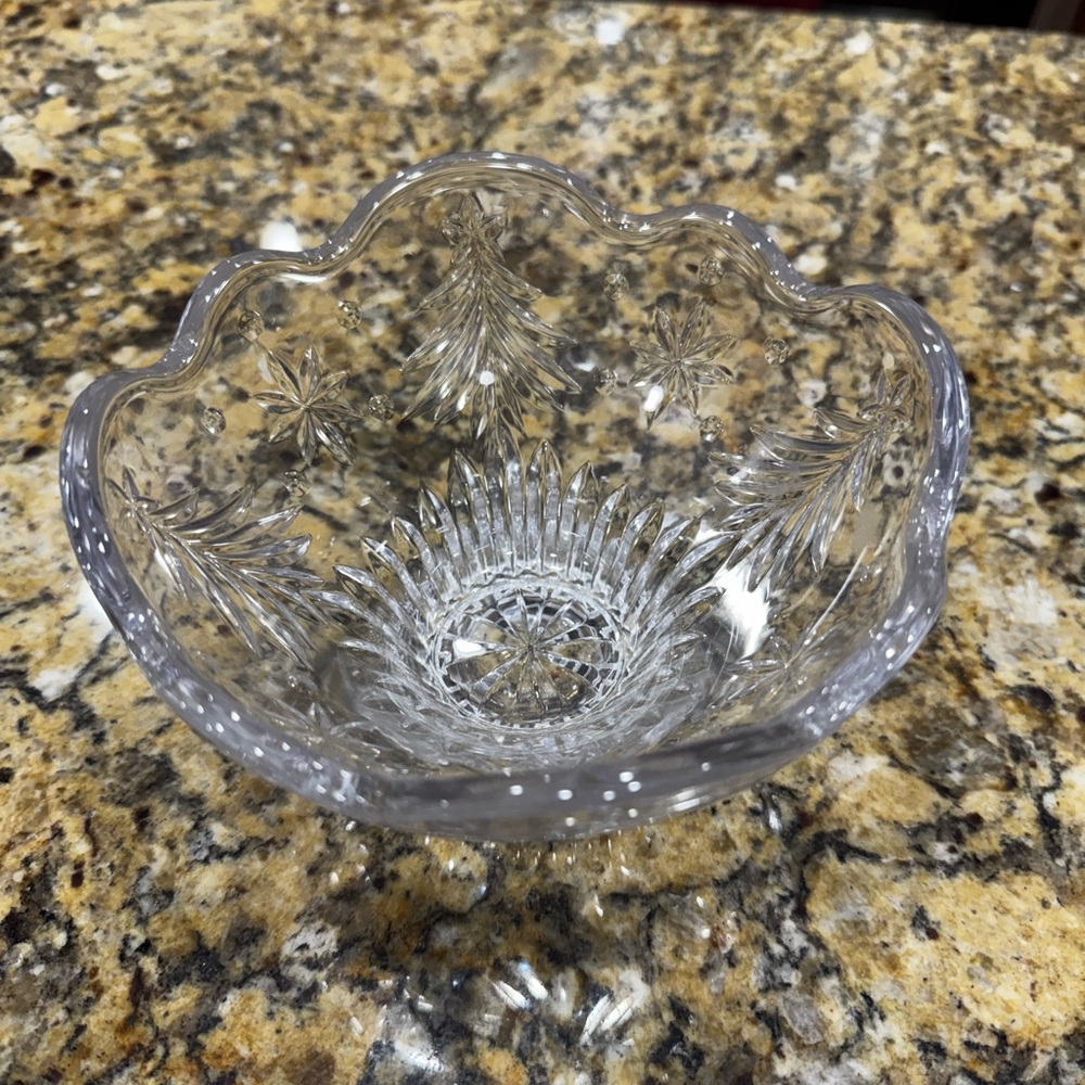 Mikasa Crystal Bowl Christmas Trees and Snowflakes design in Box